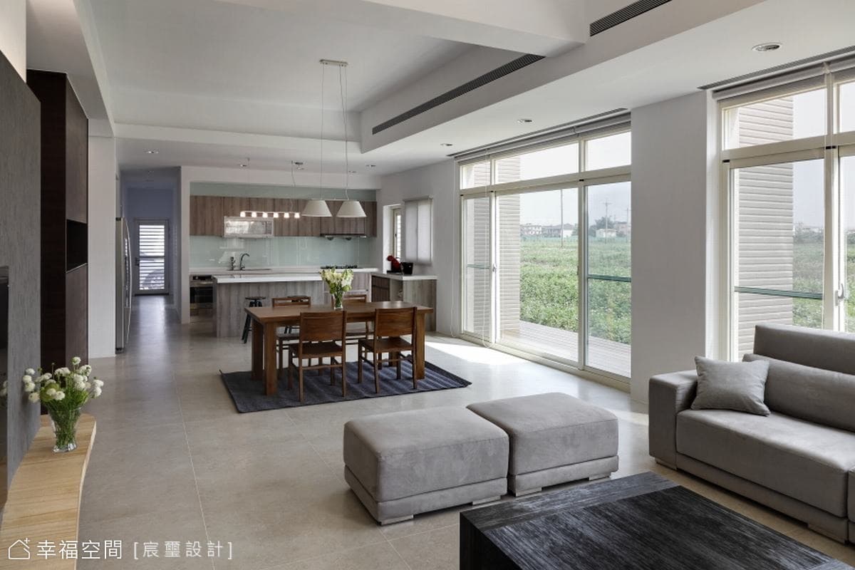 開一扇窗  住在群山環抱裡