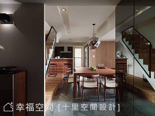 玄關望向餐廚區