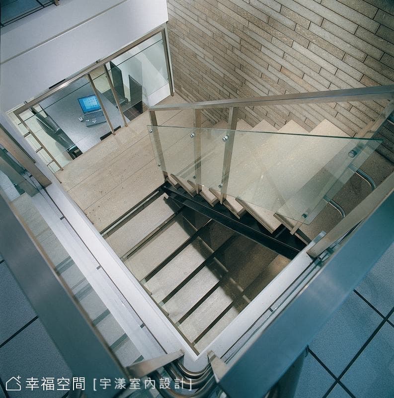 樓梯下望