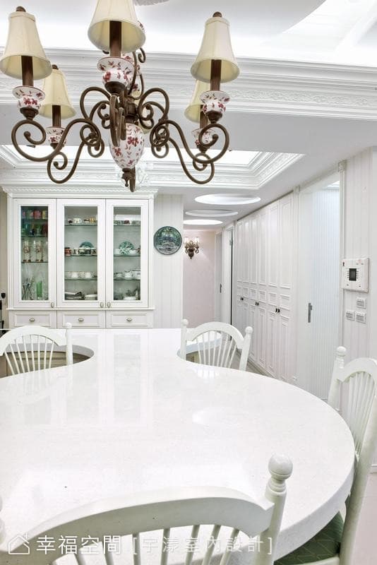 流線餐桌