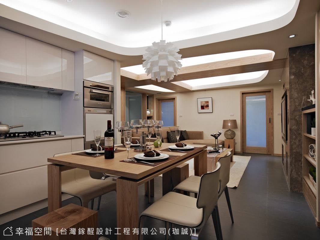 餐廳望向客廳