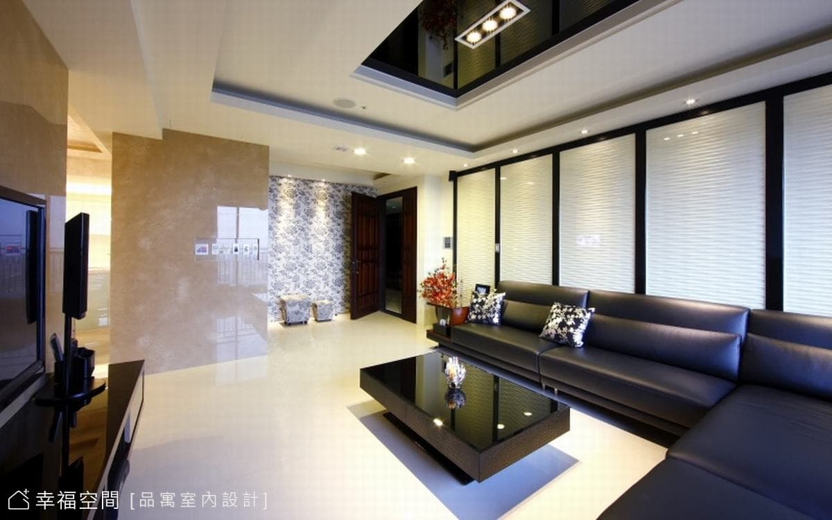 沙發背牆