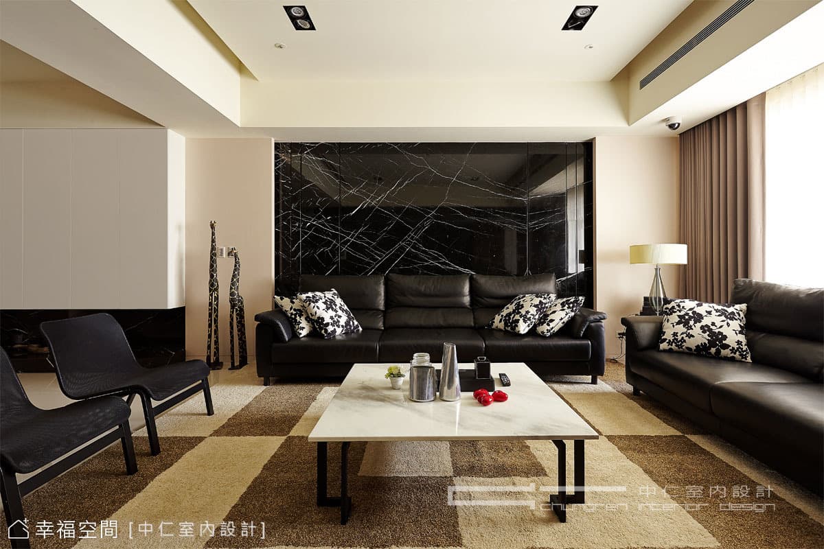 沙發背牆
