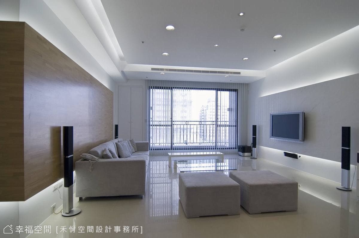 沙發背牆
