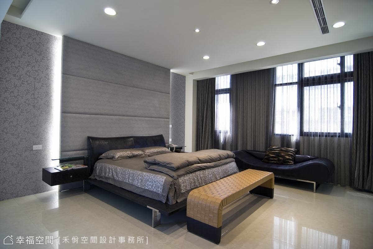 主臥床頭