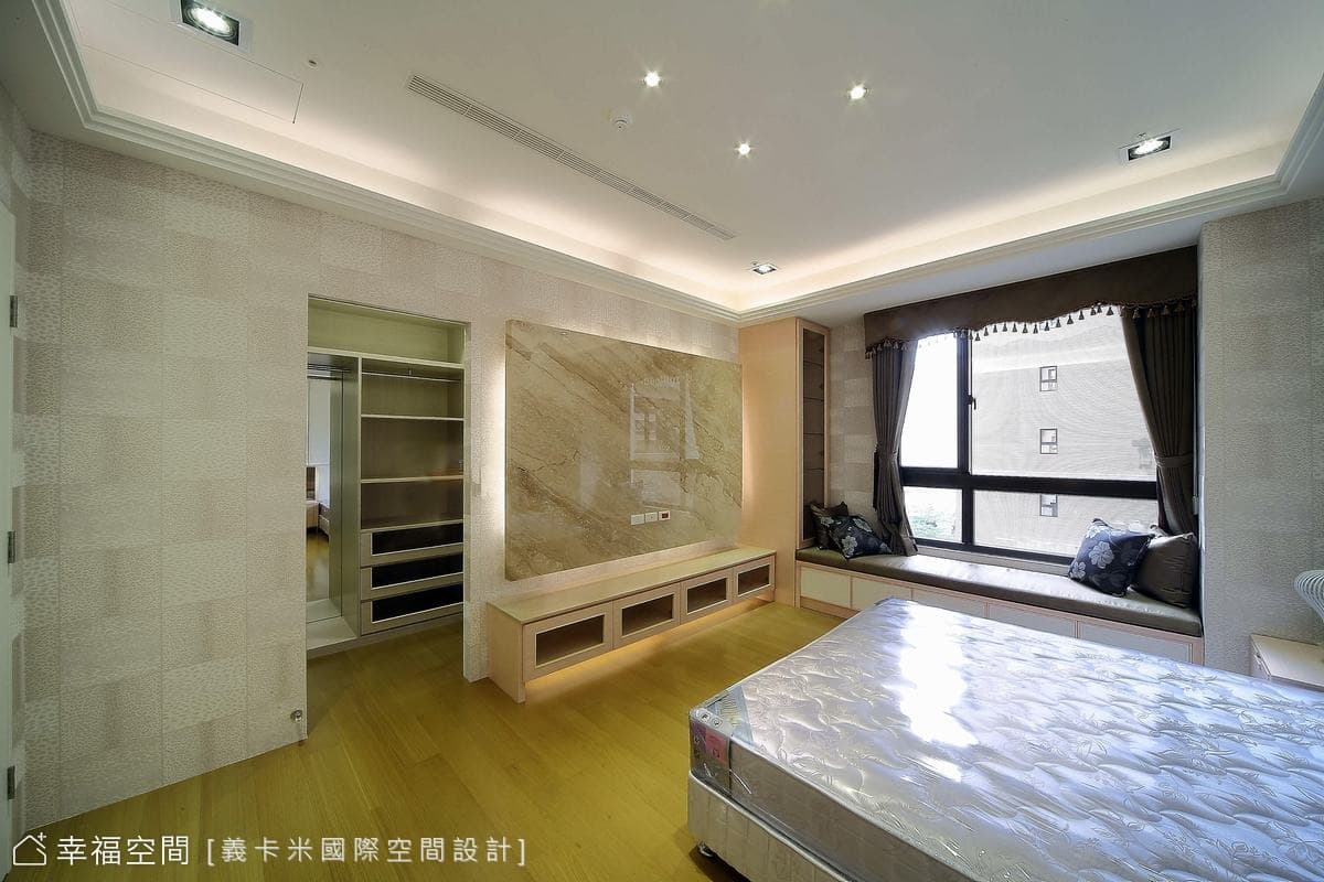 主臥更衣室