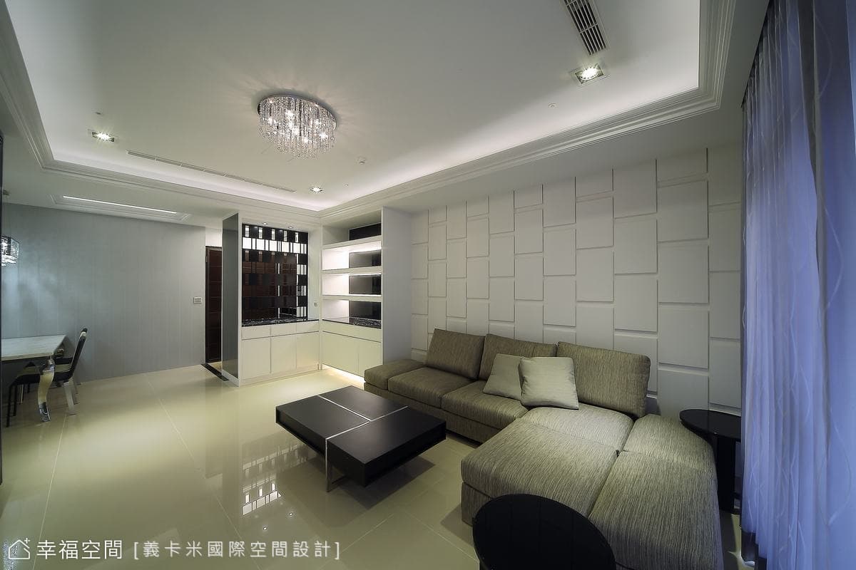 沙發背牆