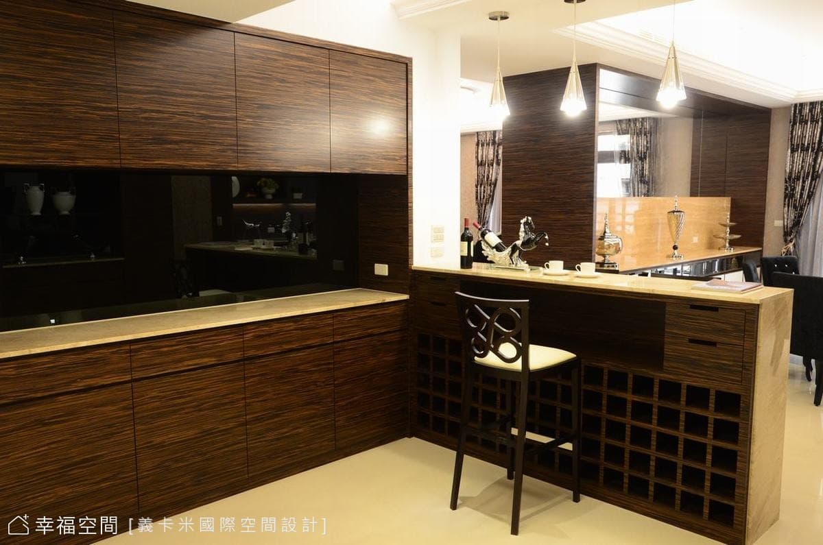 廚房望向餐廳