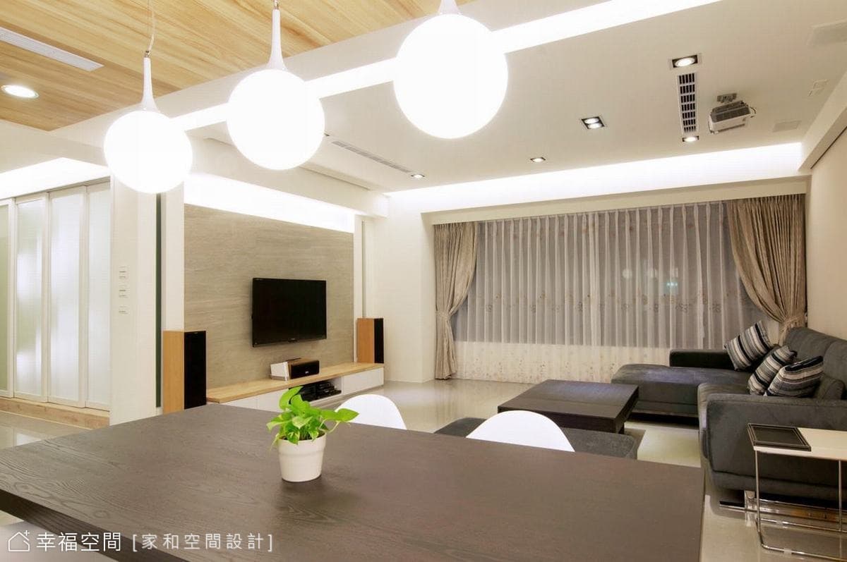餐廳望向客廳