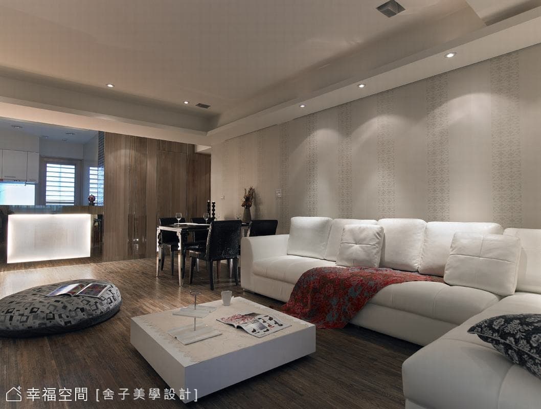 客廳望向餐廳