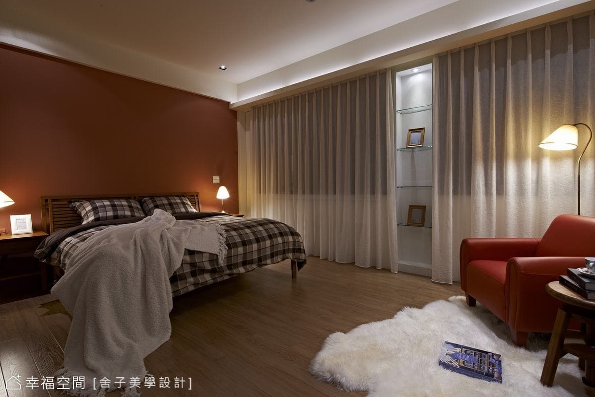 主臥床頭