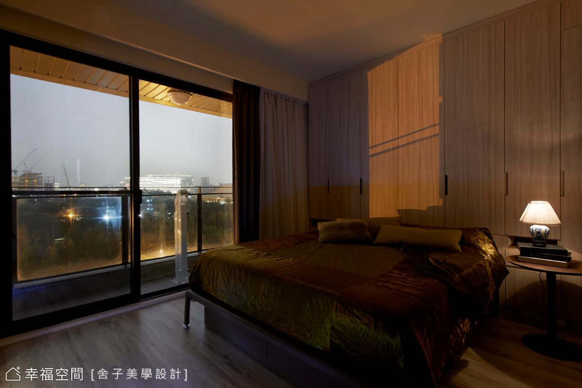 主臥床頭