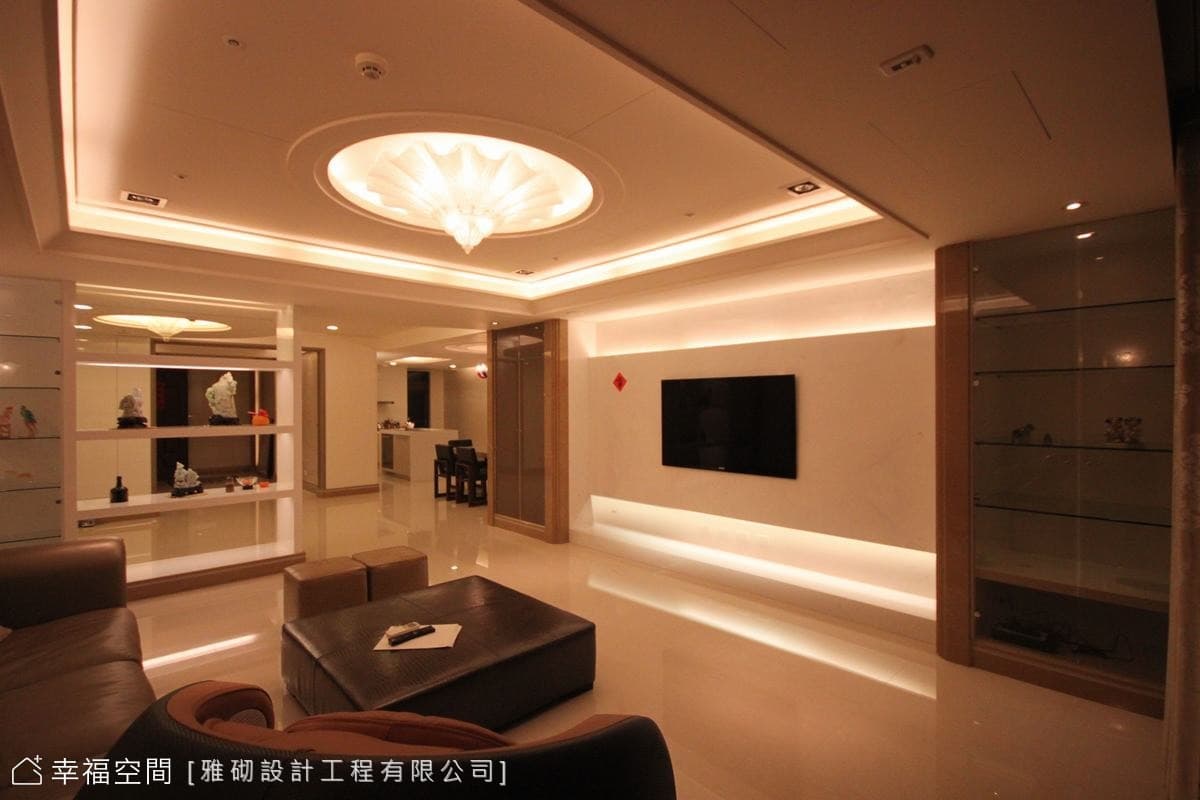 客廳望向玄關