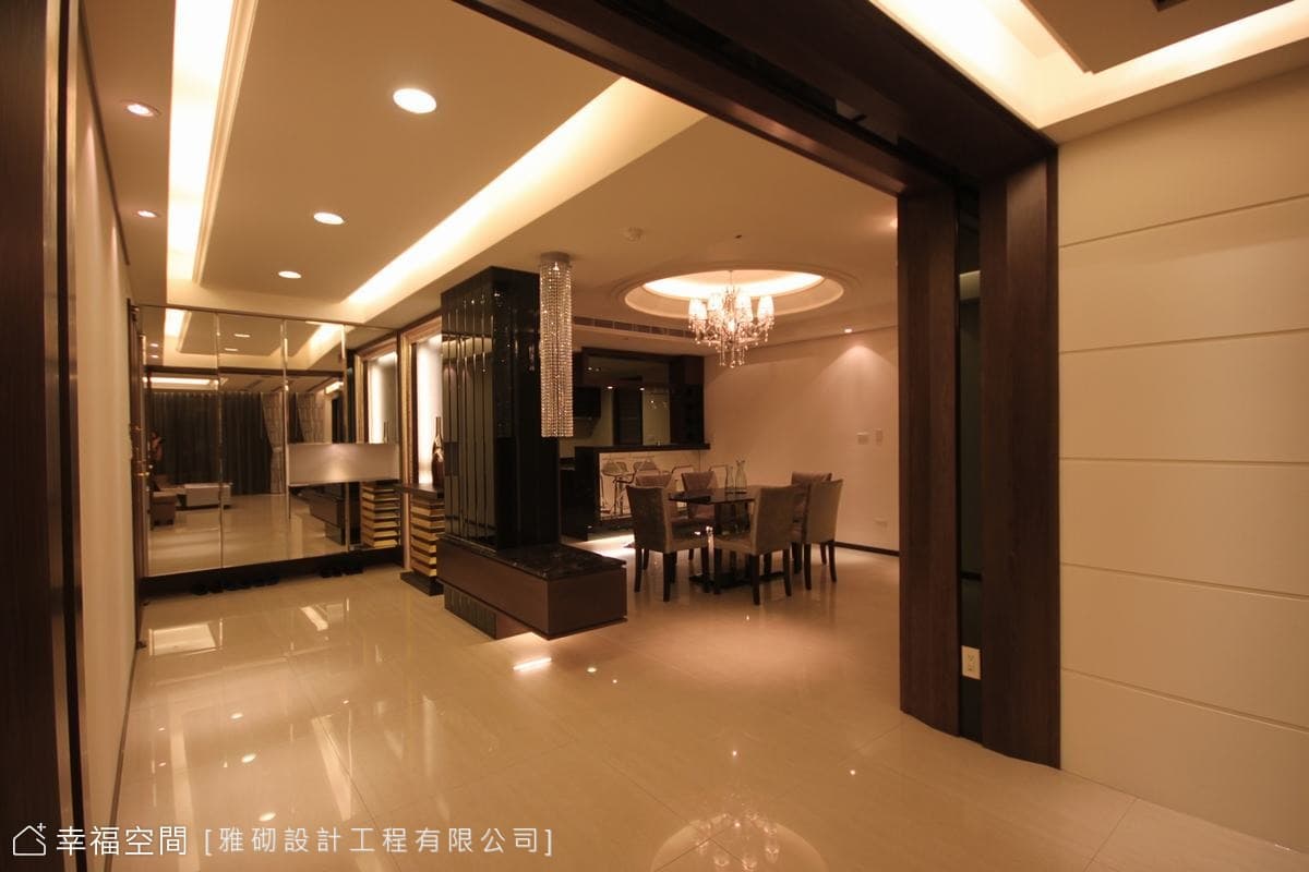 客廳望向玄關