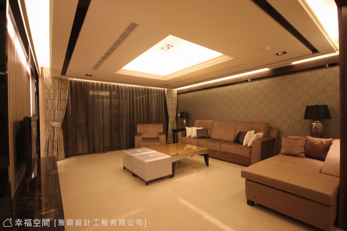 沙發背牆