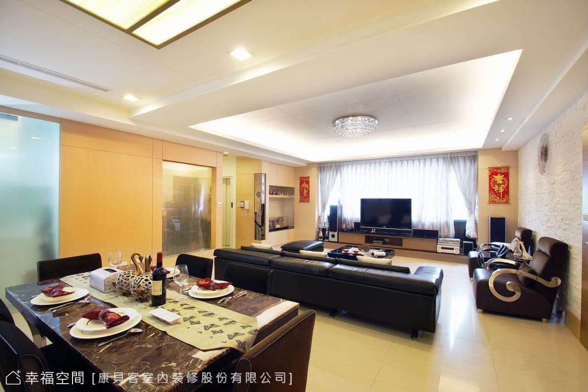 餐廳望向客廳