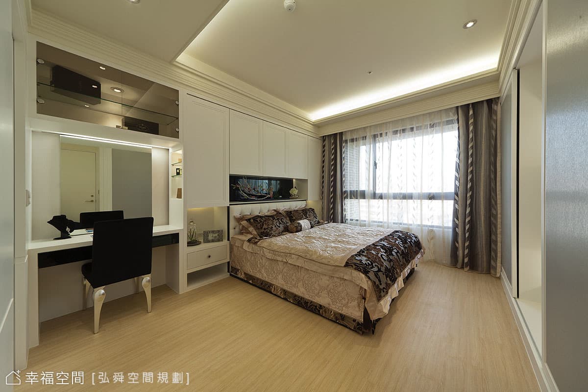 主臥床頭