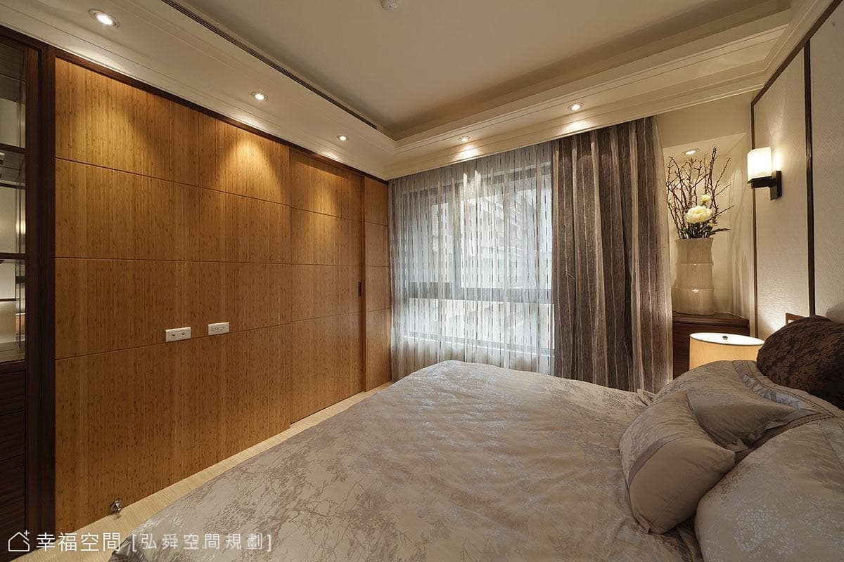 主臥床尾