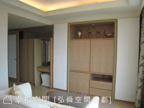 主臥床尾