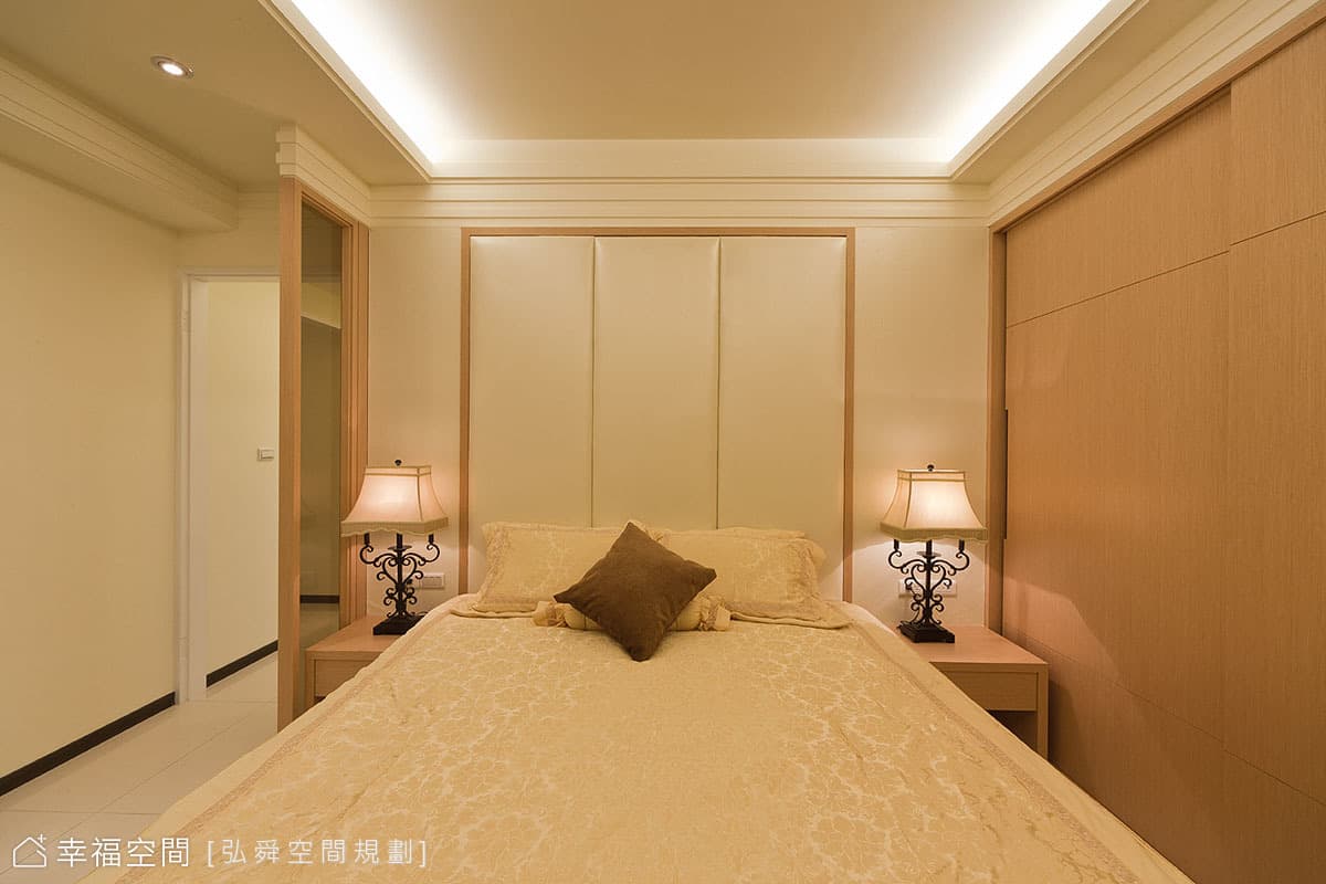 主臥床頭