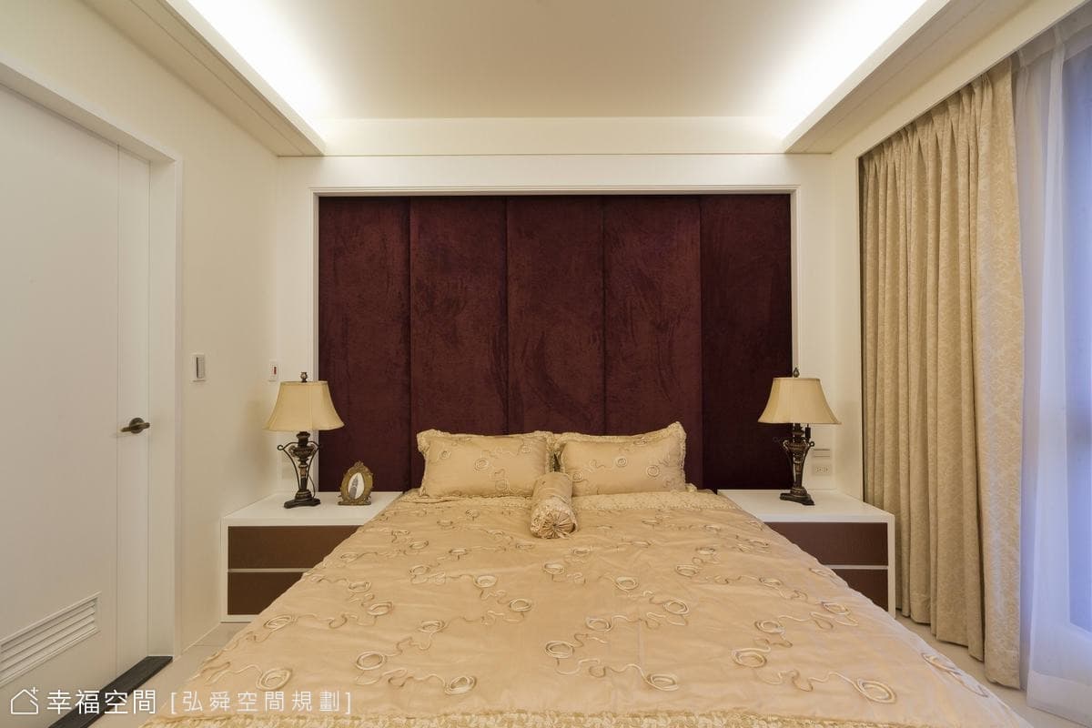 主臥床頭