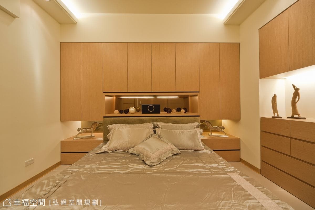 主臥床頭