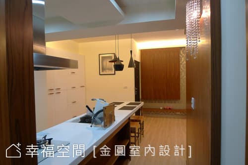 廚房面向餐廳