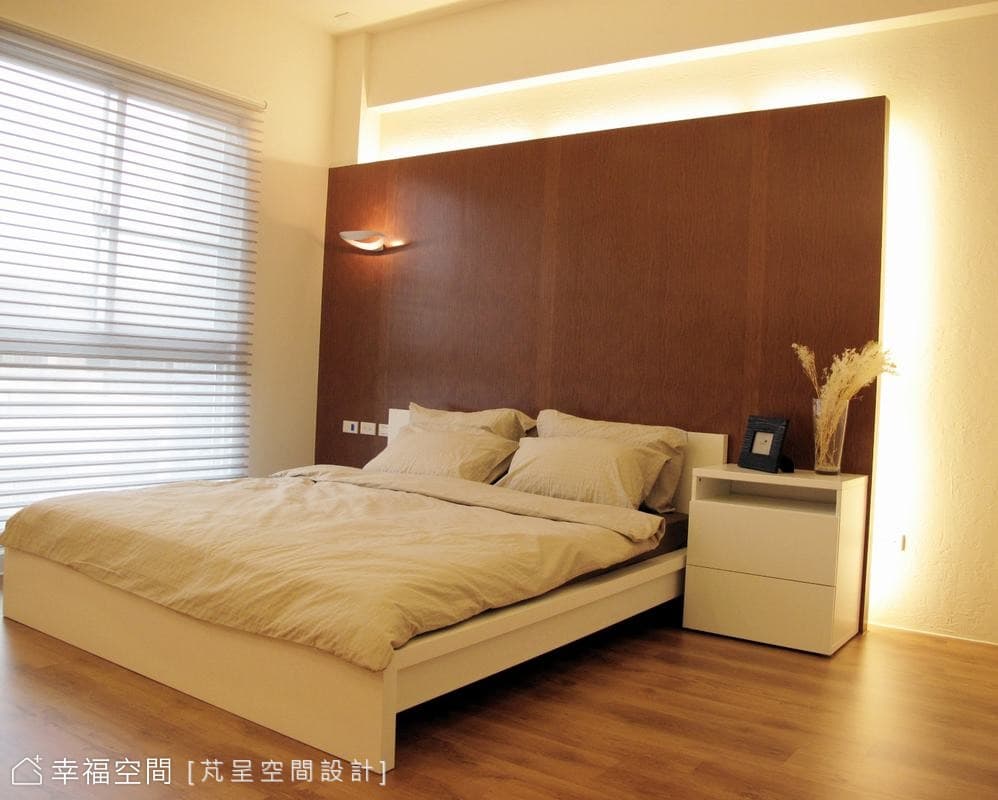 主臥床頭