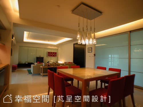 餐廳望向客廳