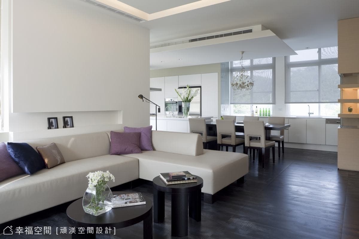 客廳望向餐廳