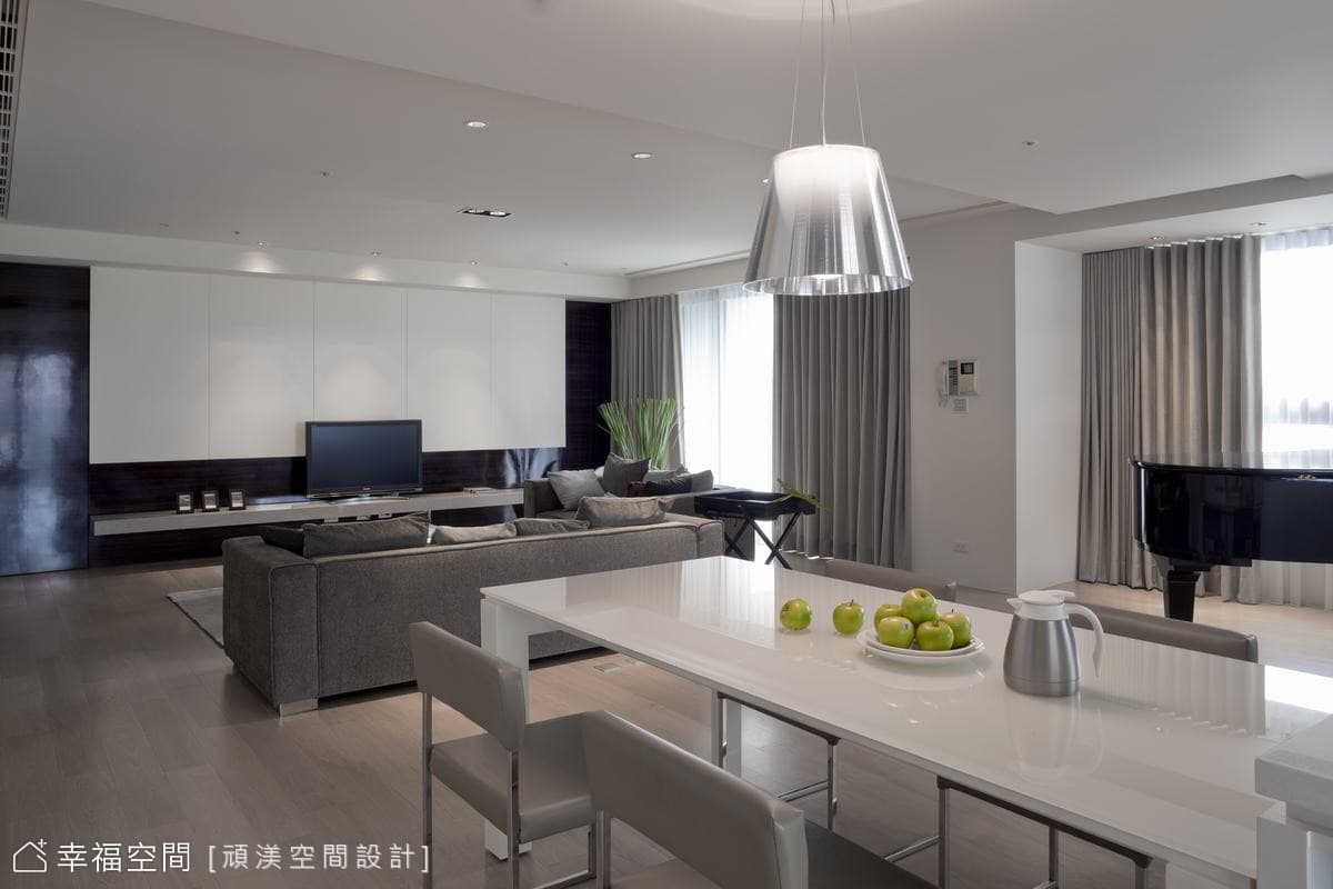 餐廳望向電視牆