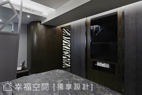 主臥床尾