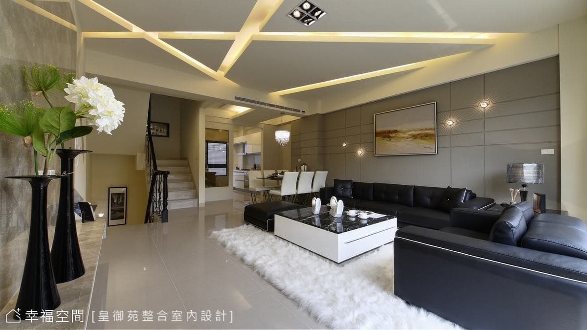 沙發背牆