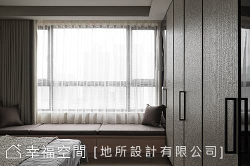窗邊臥榻