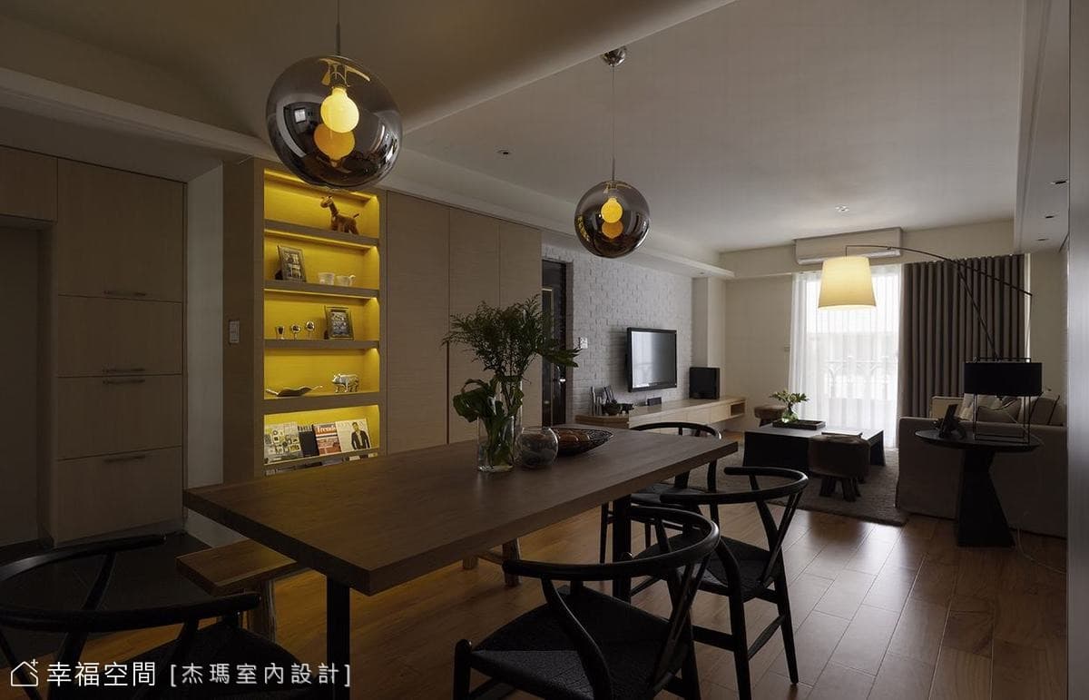 餐廳望向客廳