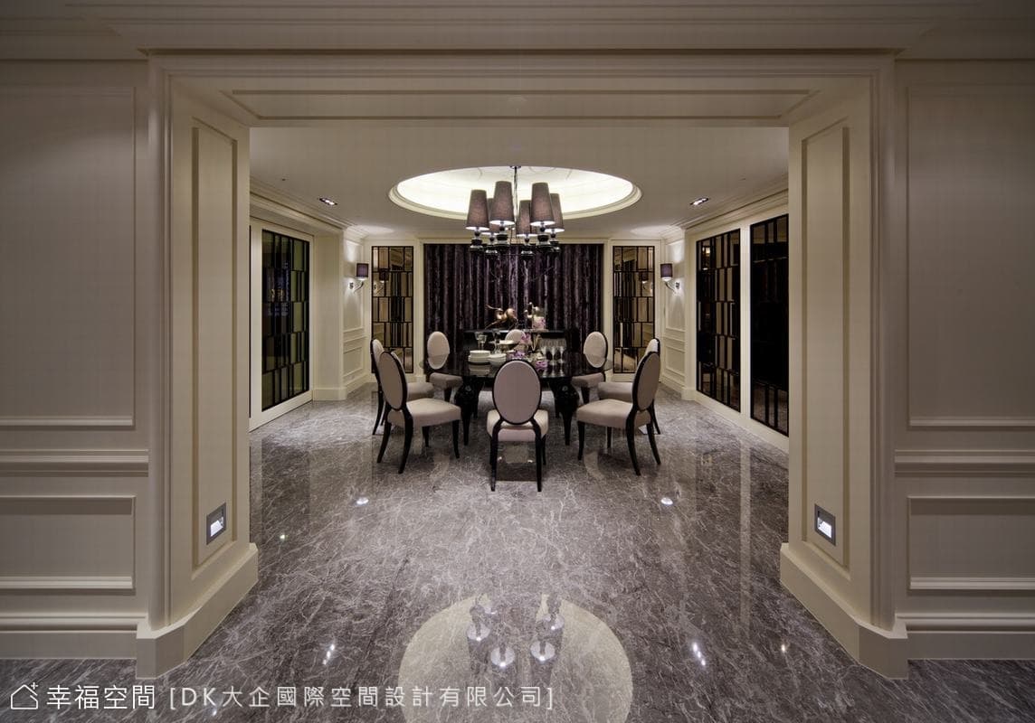 廊道望向餐廳