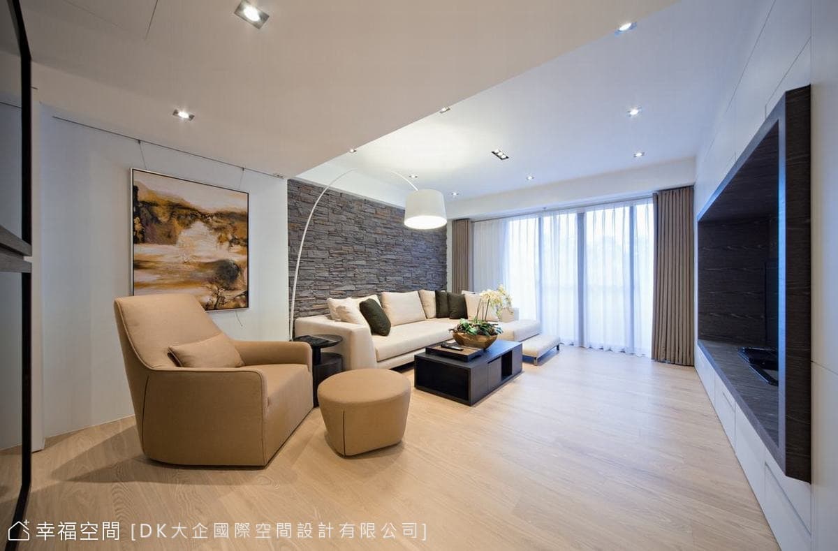 沙發背牆