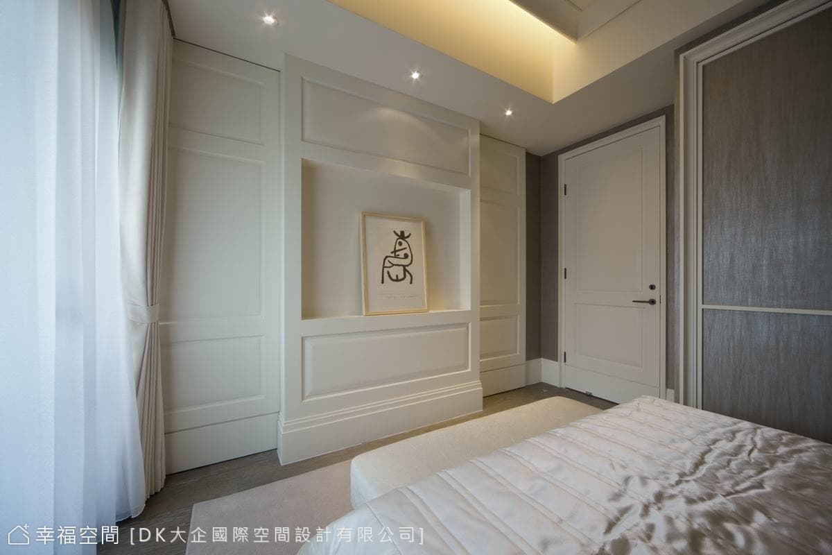 主臥床尾