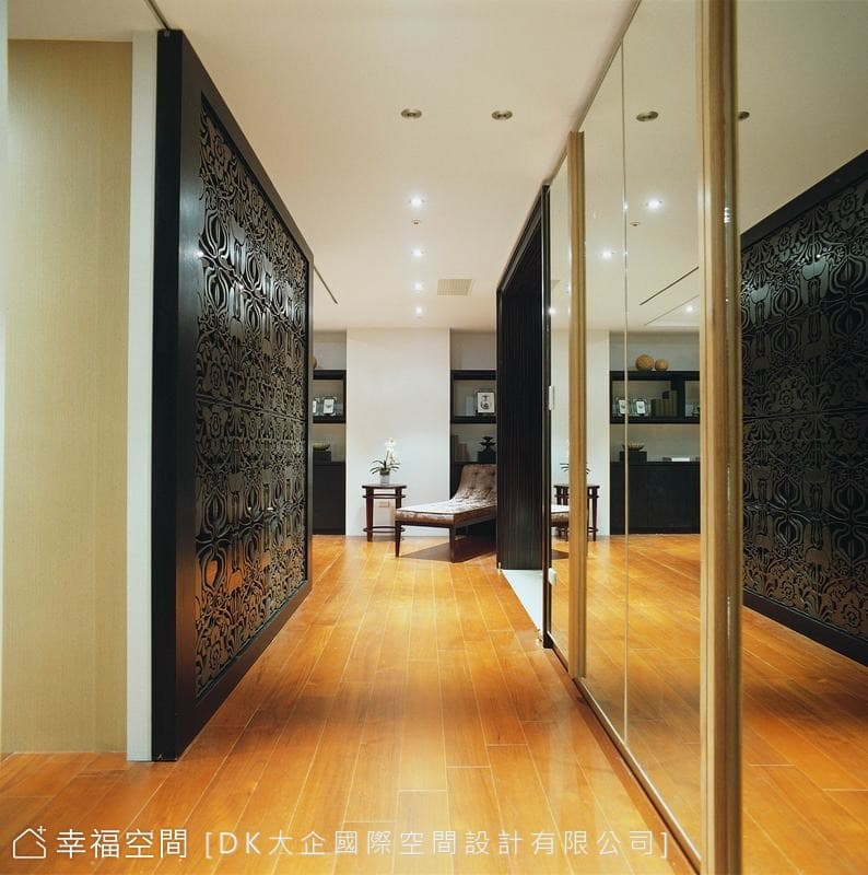 主臥望向書房