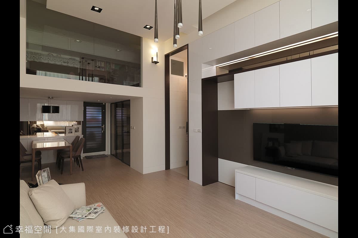 客廳望向餐廳