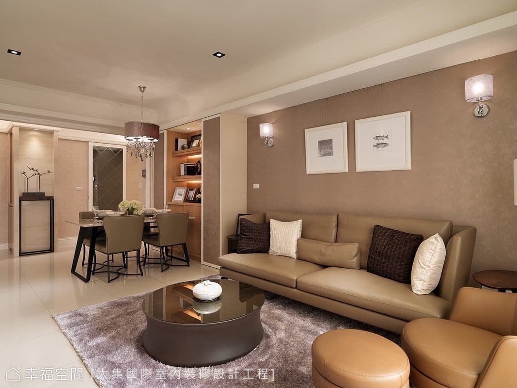 由客廳望向玄關