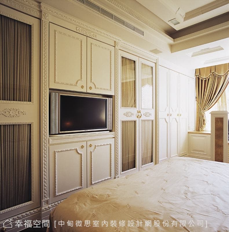 主臥床尾