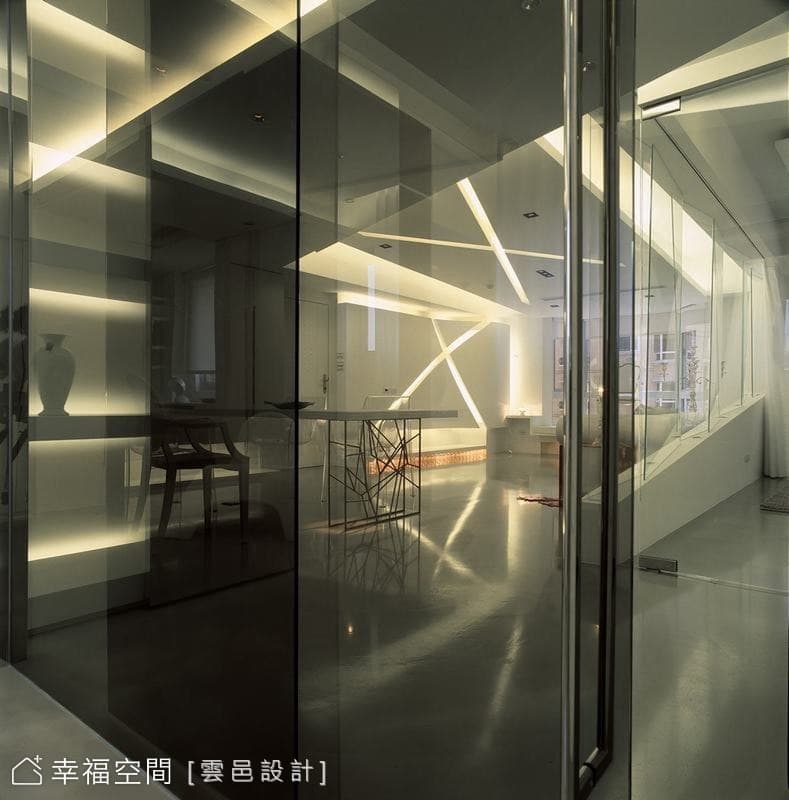 餐廳望向客廳