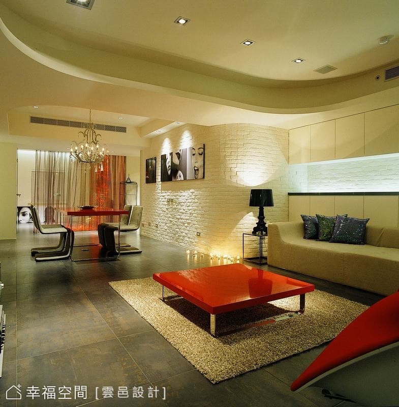 客廳望向餐廳