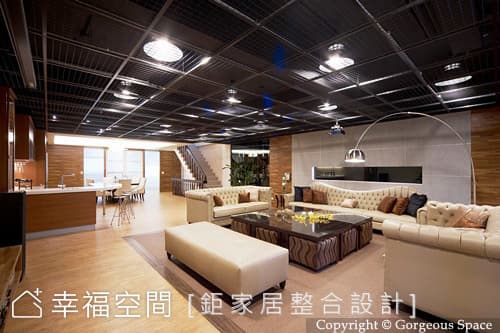 客廳望向餐廳