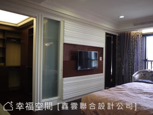 主臥床尾
