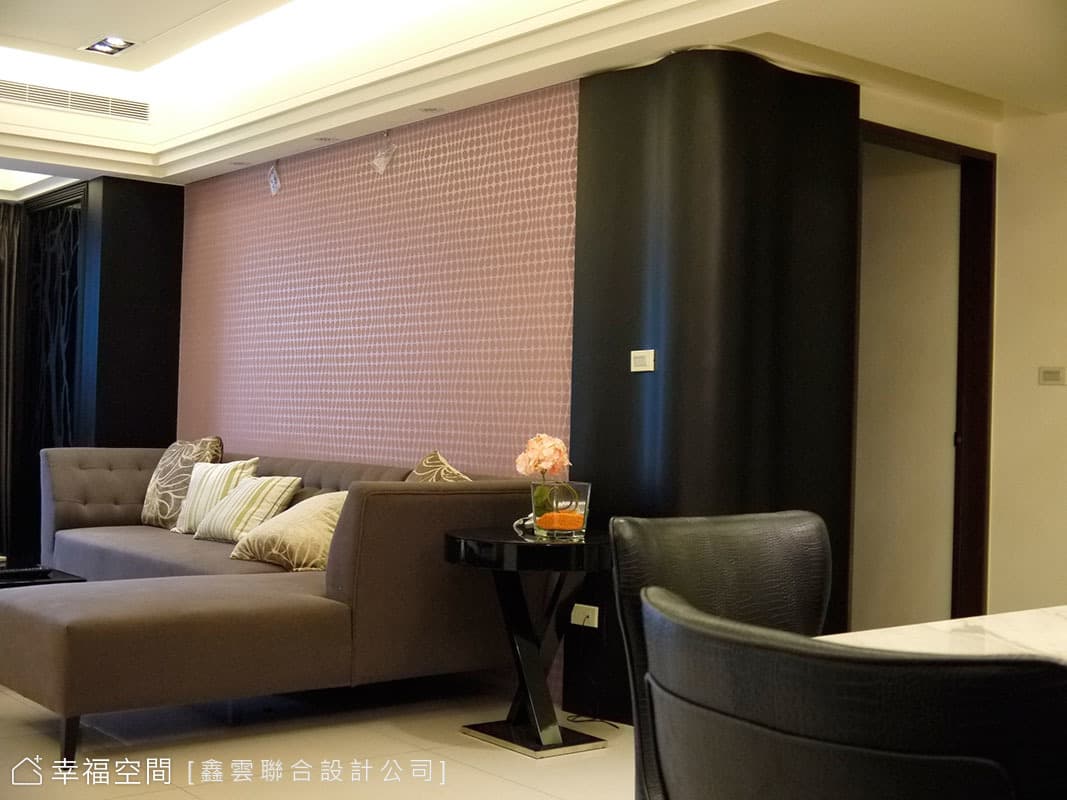 沙發背牆