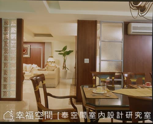 餐廳望向客廳