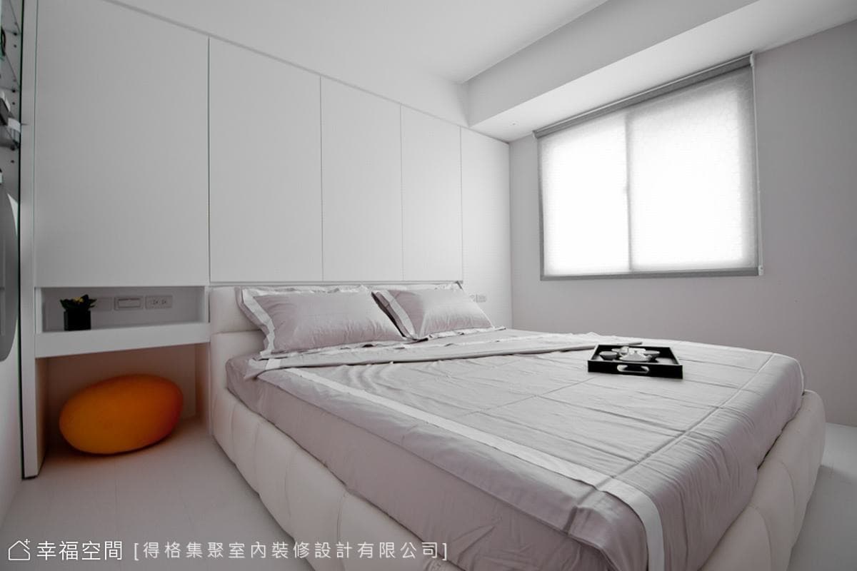 主臥床頭