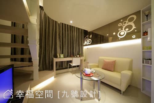 沙發背牆